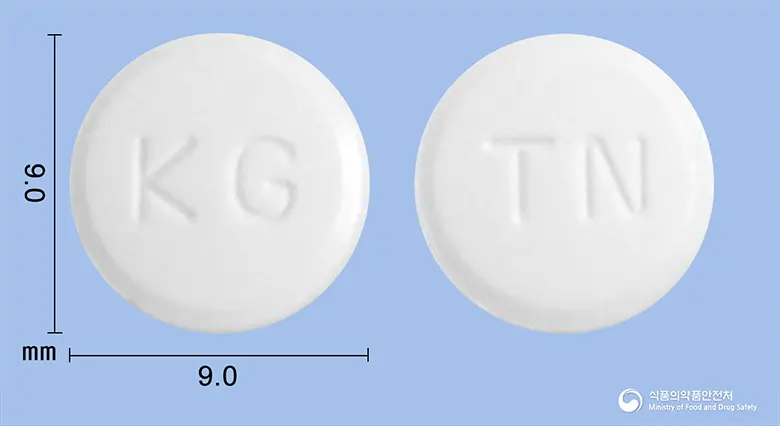 라미틴정(테르비나핀염산염) 앞뒤 사진 (흰색 원형, 각인 KG / TN)
