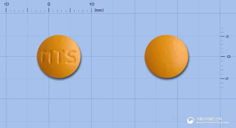 이탄돌정(옥수수불검화정량추출물) 앞뒤 사진 (주황색 원형, 각인 MTS)