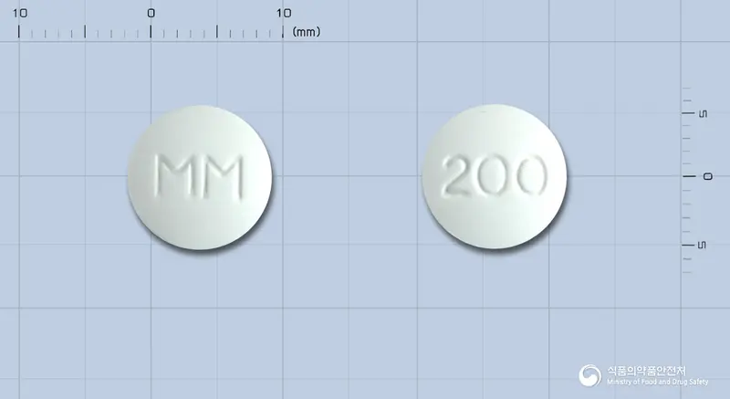 명문쿠에티아핀정200밀리그램(쿠에티아핀푸마르산염) 앞뒤 사진 (흰색 원형, 각인 MM / 200)