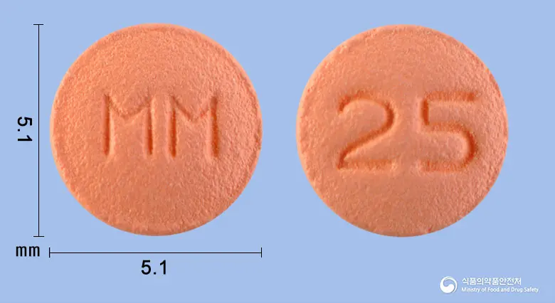명문쿠에티아핀정25밀리그램(쿠에티아핀푸마르산염) 앞뒤 사진 (분홍색 원형, 각인 MM / 25)