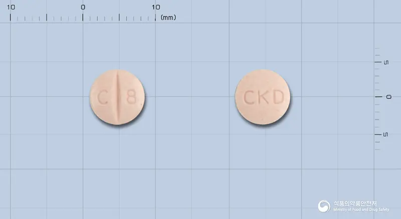 칸데모어정8밀리그램(칸데사르탄실렉세틸) 앞뒤 사진 (분홍색 원형, 각인 C 8 / CKD)