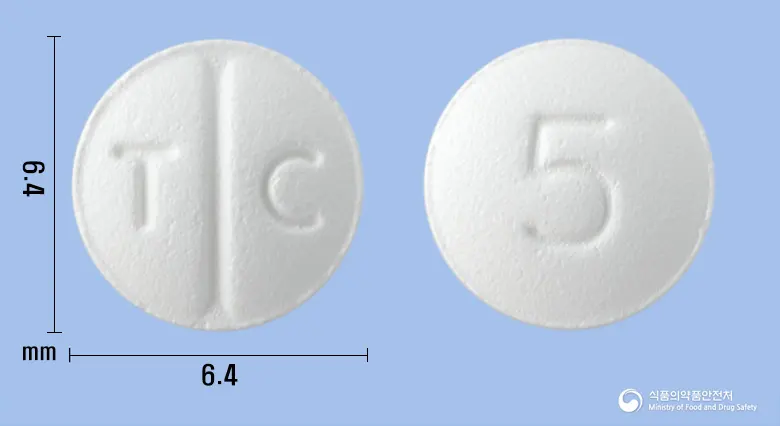필로겐정(필로카르핀염산염) 앞뒤 사진 (흰색 원형, 각인 T C / 5)