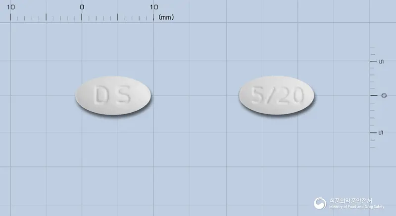 카로디엣정5mg/20mg 앞뒤 사진 (흰색 타원형, 각인 DS / 5/20)