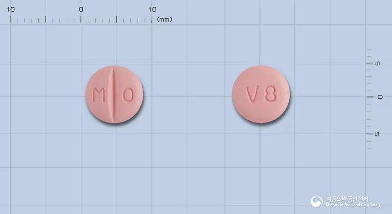 맥스디오정80mg(발사르탄) 앞뒤 사진 (분홍색 원형, 각인 M O / V8)