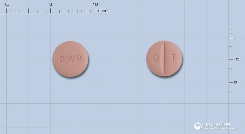 디오르탄정80밀리그램(발사르탄) 앞뒤 사진 (분홍색 원형, 각인 DWP / D T)