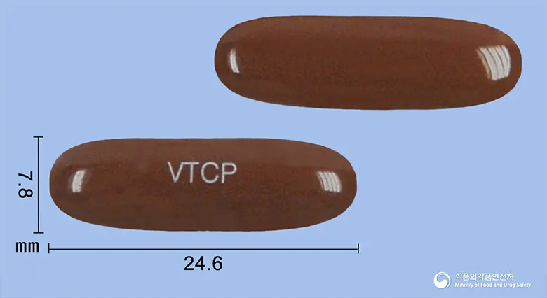 비타코플러스연질캡슐 앞뒤 사진 (갈색 캡슐, 각인 VTCP)