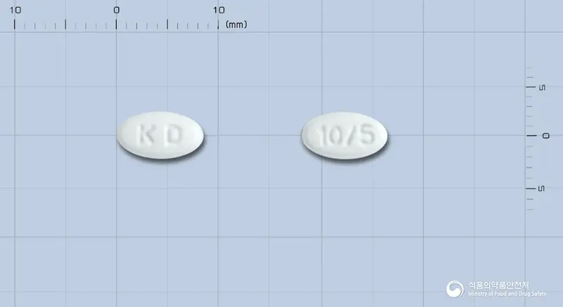 아토디핀정 앞뒤 사진 (흰색 타원형, 각인 KD / 10/5)