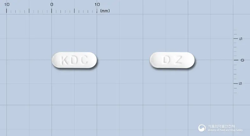 단자민정(디펜히드라민염산염) 앞뒤 사진 (흰색 장방형, 각인 KDC / DZ)
