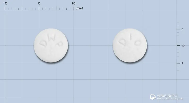 아네페질속붕정(도네페질염산염일수화물) 앞뒤 사진 (흰색 원형, 각인 DWP / D10)