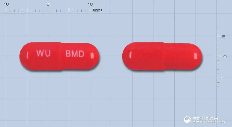 브메딜캡슐(부플로메딜인산피리독살) 앞뒤 사진 (빨간색 캡슐, 각인 WU BMD)