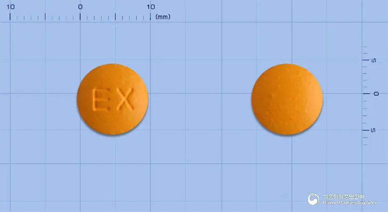 메디티스큐정(옥수수불검화정량추출물)(수출용) 앞뒤 사진 (주황색 원형, 각인 EX)