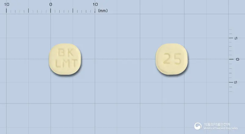 라모티진정25밀리그램(라모트리진) 앞뒤 사진 (노란색 사각형, 각인 BKLMT / 25)