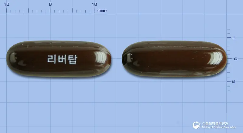 리버탑연질캡슐 앞뒤 사진 (갈색 캡슐, 각인 리버탑)