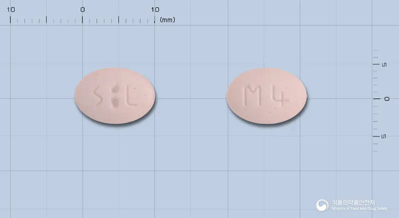 몬테루스츄정4mg(몬테루카스트나트륨) 앞뒤 사진 (분홍색 타원형, 각인 M4)