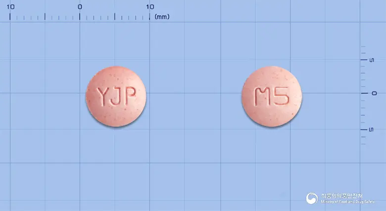 몬카스트츄정5mg(몬테루카스트나트륨) 앞뒤 사진 (분홍색 원형, 각인 YJP / M5)