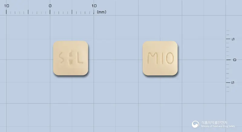 몬테루스정10mg(몬테루카스트나트륨) 앞뒤 사진 (주황색 사각형, 각인 M10)