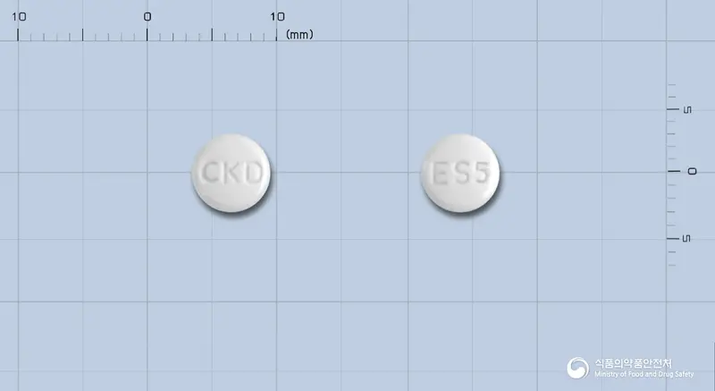 에스시탈정5밀리그램(에스시탈로프람옥살산염) 앞뒤 사진 (흰색 원형, 각인 CKD / ES5)