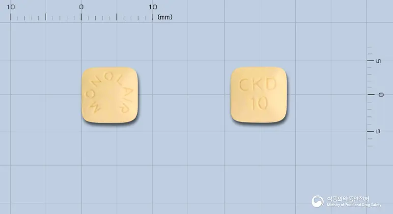 모놀레어정10밀리그램(몬테루카스트나트륨) 앞뒤 사진 (주황색 사각형, 각인 MONOLAIR / CKD10)