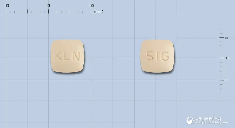애스몬테정10밀리그램(몬테루카스트나트륨) 앞뒤 사진 (주황색 사각형, 각인 KLN / SIG)