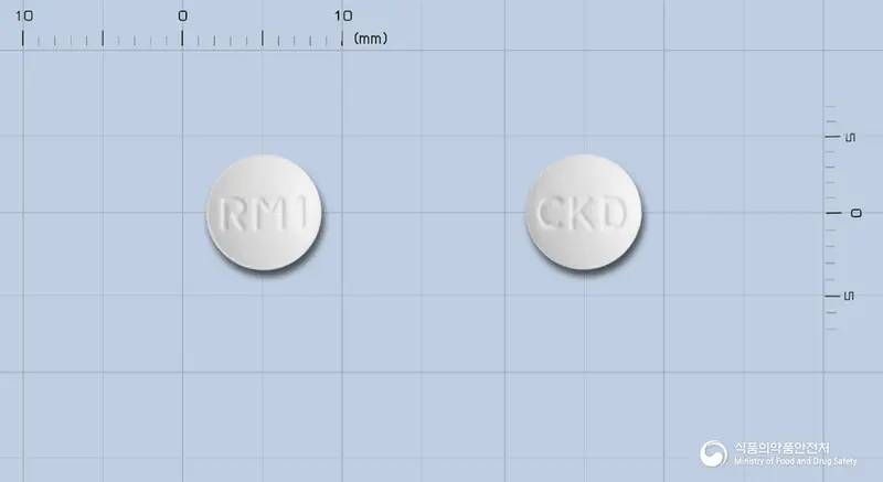류마이드정10밀리그램(레플루노미드) 앞뒤 사진 (흰색 원형, 각인 RM1 / CKD)