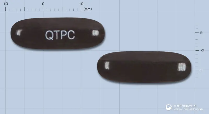 큐텐플러스연질캡슐 앞뒤 사진 (갈색 캡슐, 각인 QTPC)