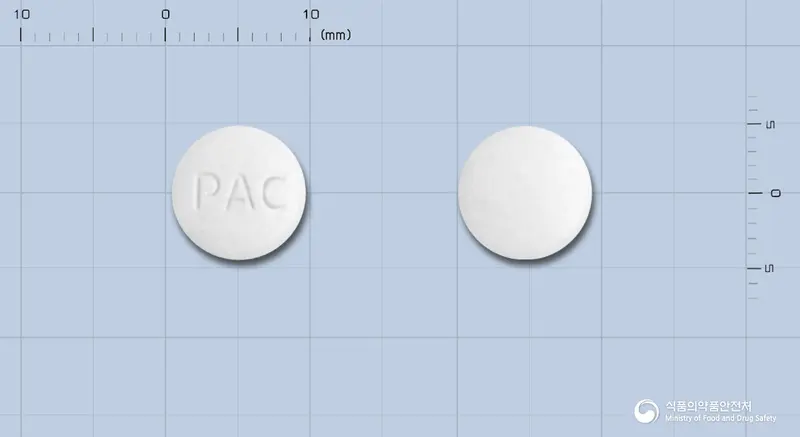 수로신디정(탐스로신염산염) 앞뒤 사진 (흰색 원형, 각인 PAC)