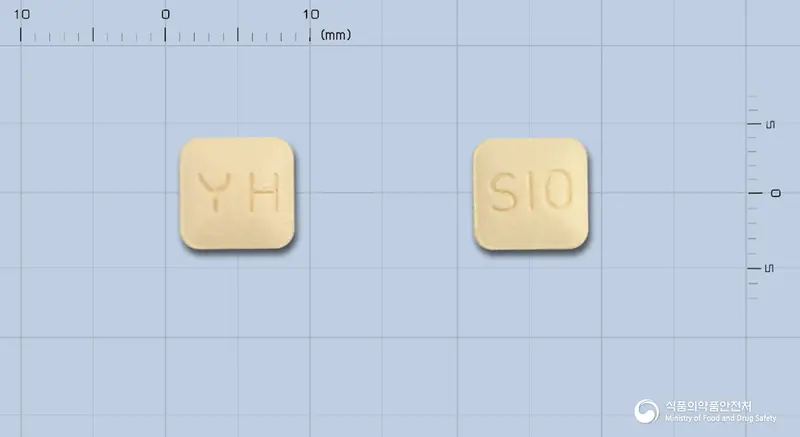 싱카스트정10mg(몬테루카스트나트륨) 앞뒤 사진 (주황색 사각형, 각인 YH / SIO)