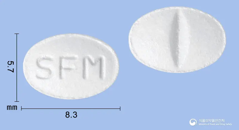 사로프람정10mg(에스시탈로프람옥살산염) 앞뒤 사진 (흰색 타원형, 각인 SFM)