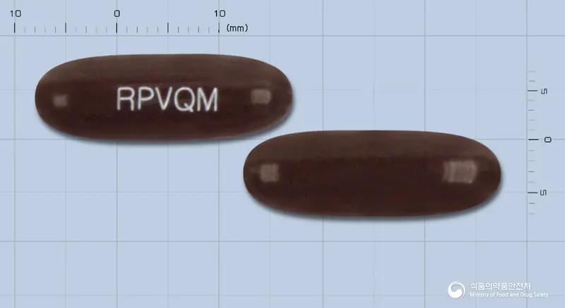 비타큐민연질캡슐 앞뒤 사진 (갈색 캡슐, 각인 RPVQM)