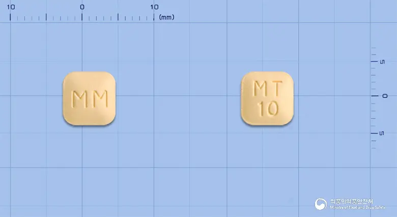 몬테레어정10밀리그램(몬테루카스트나트륨) 앞뒤 사진 (노란색 사각형, 각인 MM / MT10)