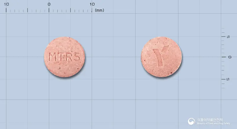 몬테어츄정5밀리그램(몬테루카스트나트륨) 앞뒤 사진 (분홍색 원형, 각인 MTR5)