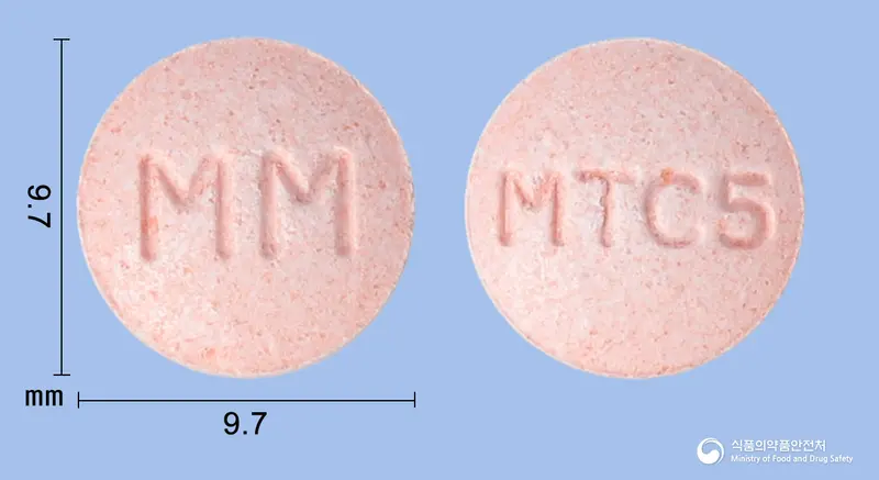 몬테레어츄정5밀리그램(몬테루카스트나트륨) 앞뒤 사진 (분홍색 원형, 각인 MM / MTC5)