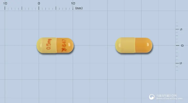 아드바그랍서방캡슐0.5밀리그램(타크로리무스수화물) 앞뒤 사진 (노란색 캡슐, 각인 0.5mg 647)