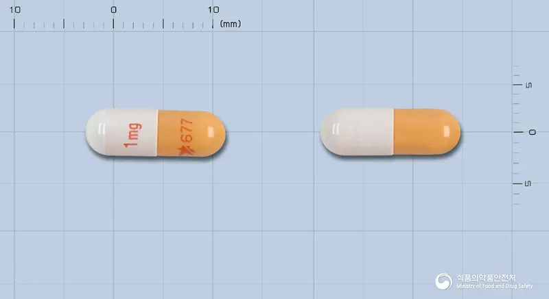 아드바그랍서방캡슐1밀리그램(타크로리무스수화물) 앞뒤 사진 (흰색 캡슐, 각인 1mg 677)
