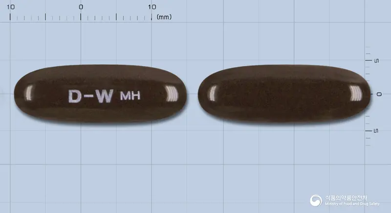 메디헤모연질캡슐 앞뒤 사진 (갈색 캡슐, 각인 D-W MH)
