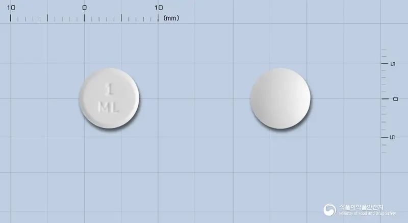 로라믹구강정50밀리그램(미코나졸) 앞뒤 사진 (흰색 원형, 각인 1ML)