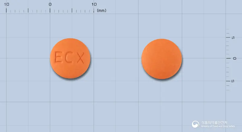 에코닉신정(클로닉신리시네이트) 앞뒤 사진 (주황색 원형, 각인 ECX)