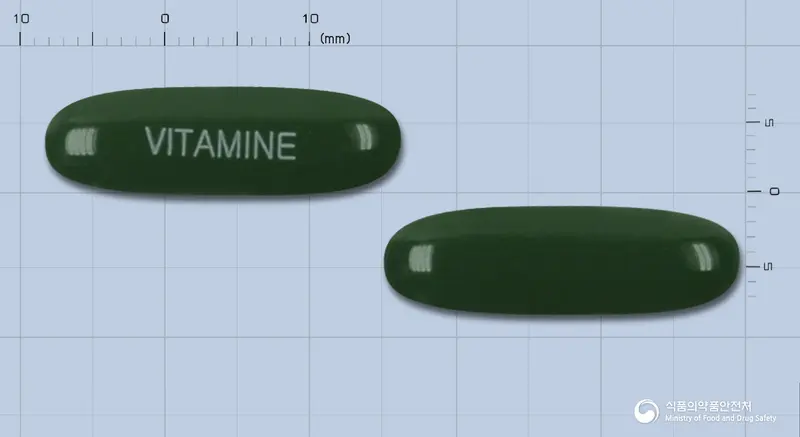 비타마인연질캡슐 앞뒤 사진 (초록색 캡슐, 각인 VITAMINE)