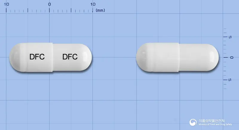 모드나캡슐 앞뒤 사진 (흰색 캡슐, 각인 DFC DFC)