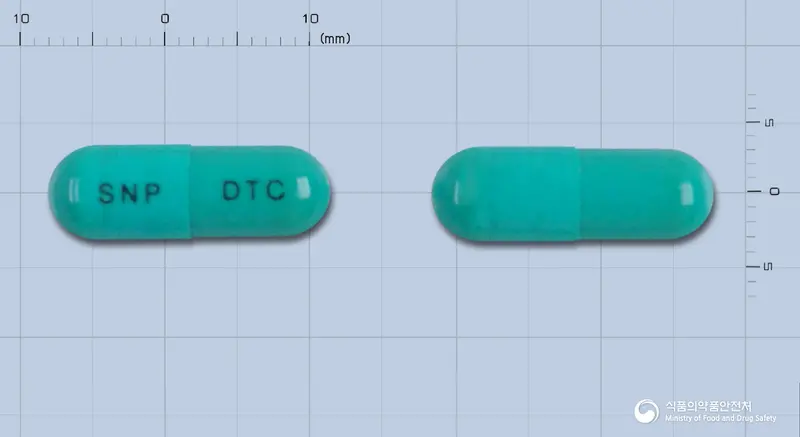 덴티콤캡슐 앞뒤 사진 (파란색 캡슐, 각인 SNP DTC)