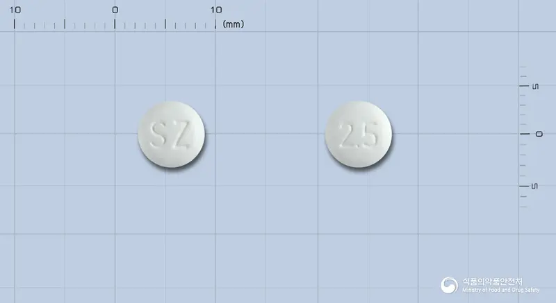 산도스올란자핀정2.5밀리그램 앞뒤 사진 (흰색 원형, 각인 SZ / 2.5)