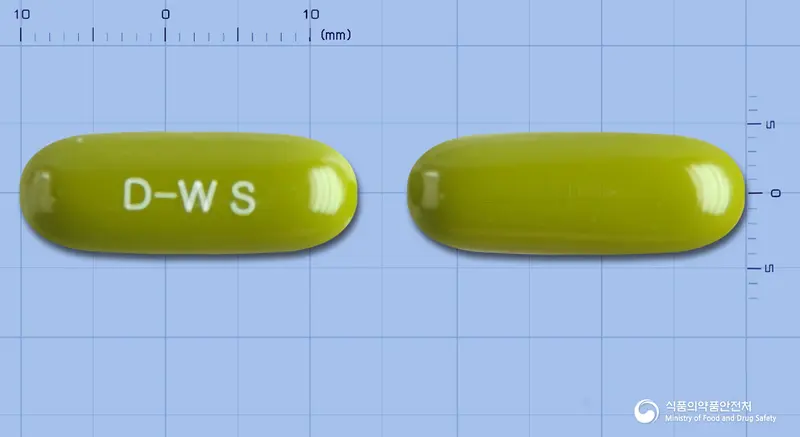 실리메가연질캡슐 앞뒤 사진 (갈색 캡슐, 각인 D-W S)