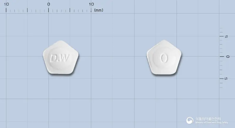 로큅정0.25밀리그램(로피니롤염산염) 앞뒤 사진 (흰색 오각형, 각인 D.W / 0)