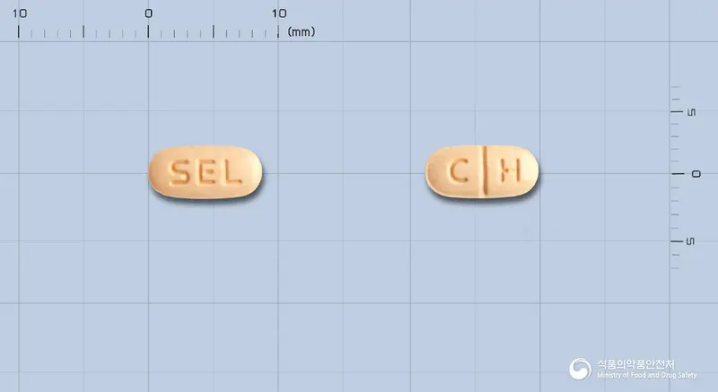 칸자탄플러스정 앞뒤 사진 (분홍색 타원형, 각인 SEL / C H)