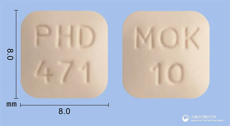 아스몬정10밀리그램(몬테루카스트나트륨) 앞뒤 사진 (주황색 사각형, 각인 PHD471 / MOK10)