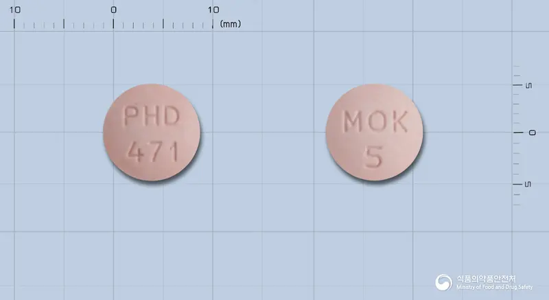아스몬츄정5밀리그램(몬테루카스트나트륨) 앞뒤 사진 (분홍색 원형, 각인 PHD471 / MOK 5)