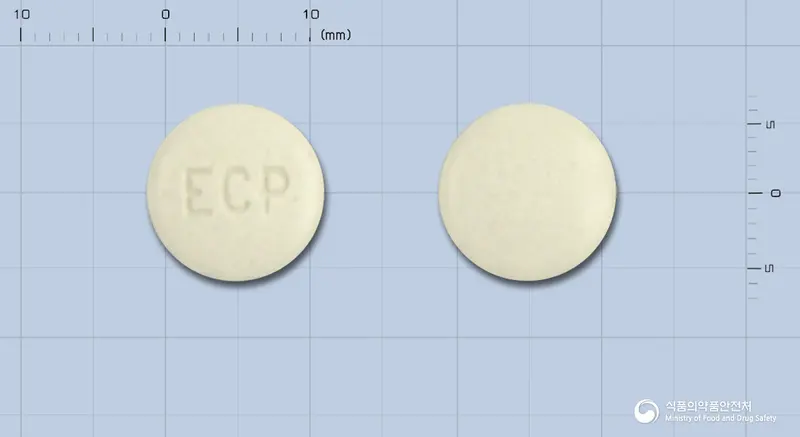 에키나포스프로텍트정 앞뒤 사진 (노란색 원형, 각인 ECP)