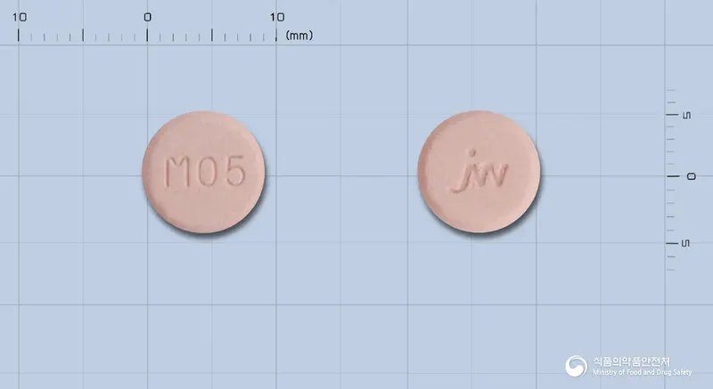 싱귤맥스속붕정5밀리그램(몬테루카스트나트륨) 앞뒤 사진 (분홍색 원형, 각인 MO5)