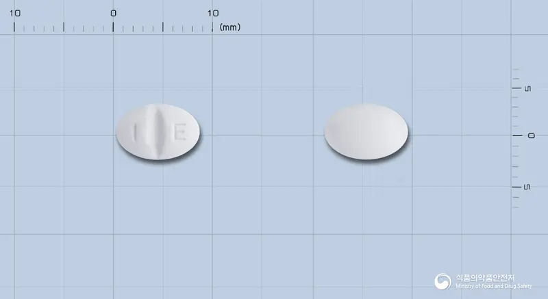 데이프로정10mg(에스시탈로프람옥살산염) 앞뒤 사진 (흰색 타원형, 각인 I E)