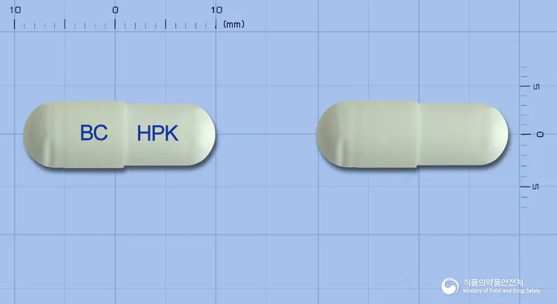 헤파킹캡슐 앞뒤 사진 (흰색 캡슐, 각인 BC HPK)
